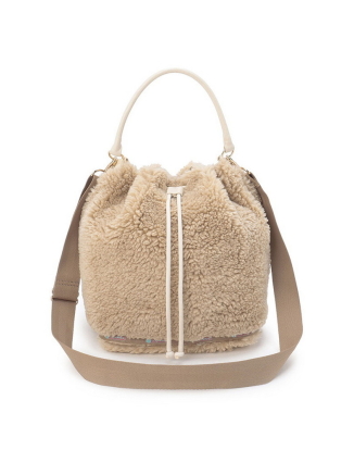 퍼스트 웜 베이지 퍼 미디움 드로우스트링 숄더백